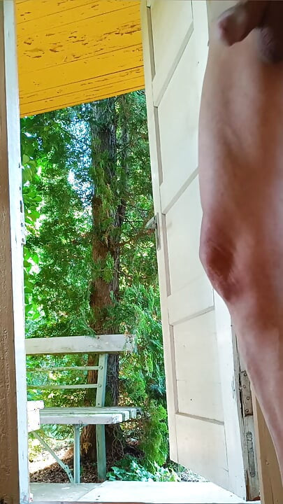 Colmek di ambang pintu dengan pintu terbuka. 1