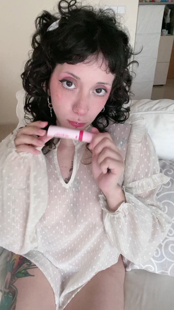 Gamer slut ready for your joystick. 🎮