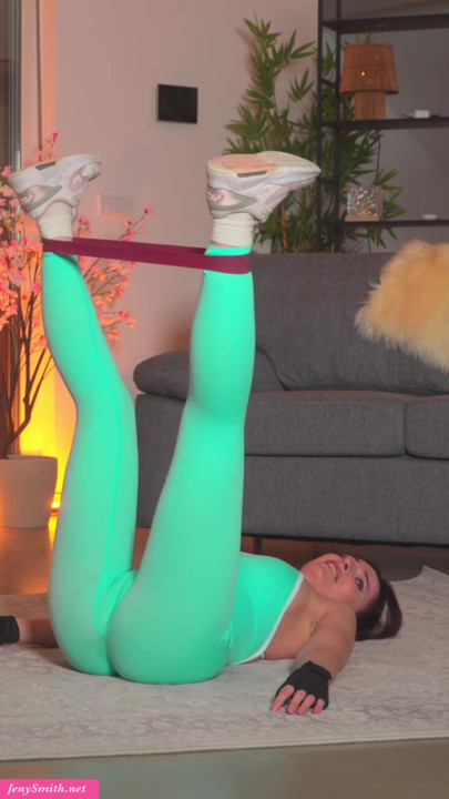 Jeny Smith într-un costum de sari. Videoclip complet doar pe JenySmith.net