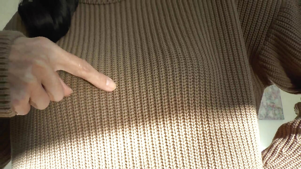 Свърши върху пуловера ми! Лейди Виктория Валенте в дебел пуловер с водолазка