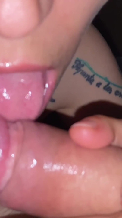 נערה כנועה נכנעת לזין