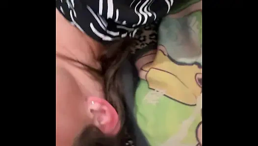 Горячая милфа с большой задницей кончает на большом белом члене