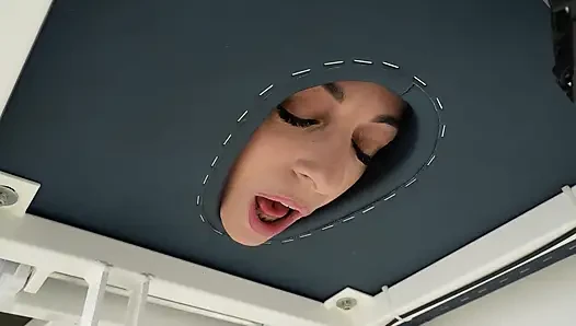 Ateşli masöz hastanın amına bakıyor