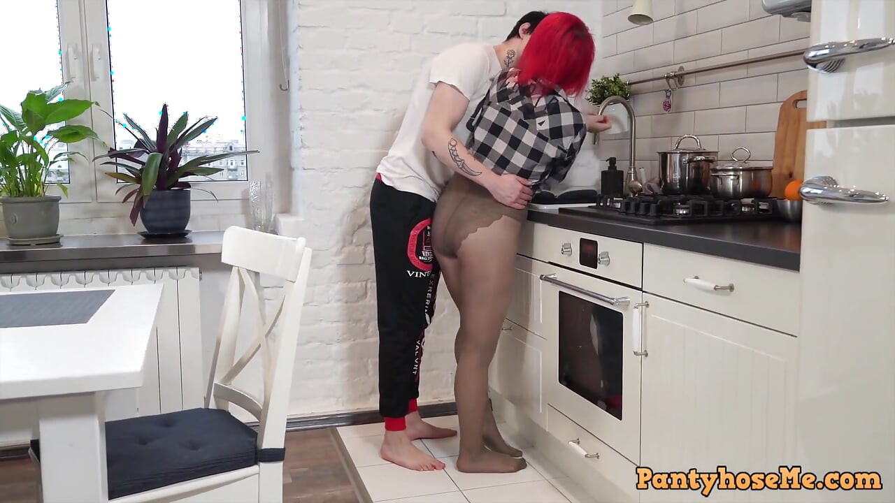 Pasangan punk panas melakukan seks pantyhose di dapur