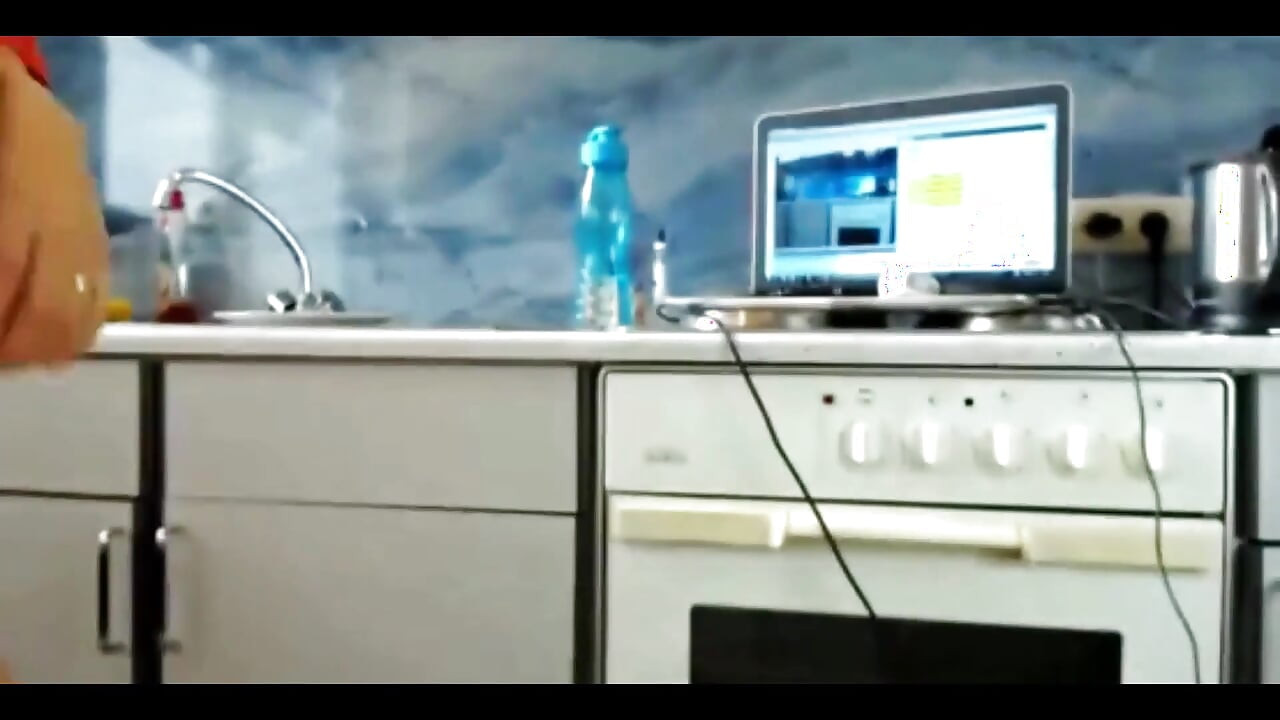 Sexydea amateur squirte devant une webcam en direct