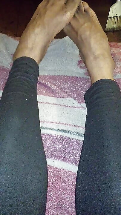 Lange benen dikke dijen mooie voeten femboy voetfetisj