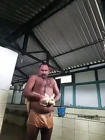 Macho tomando banho de balde