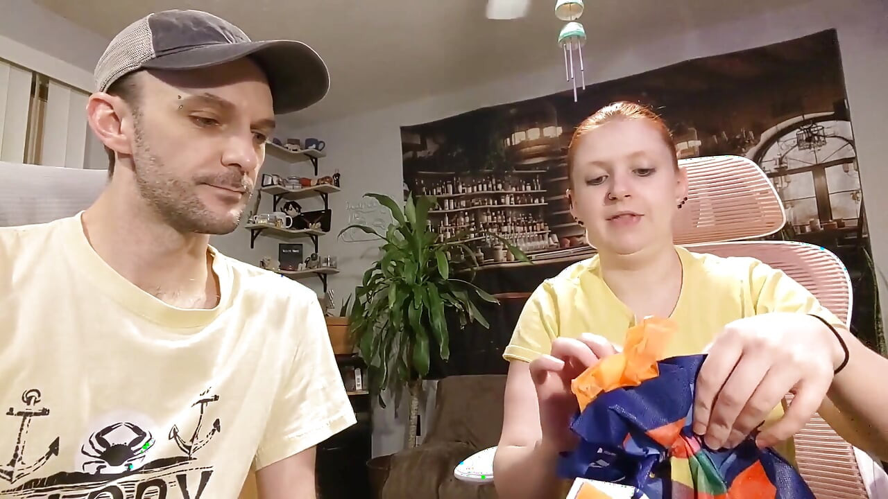 Lista de cadouri de dorință 9 - Corset roșu și rochie vinil neagră de despachetare și masturbare