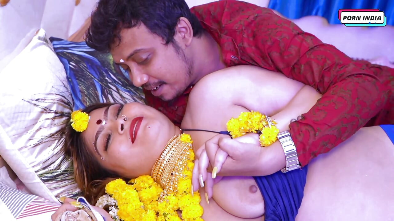 Seks malam perkahwinan panas romantik dengan suami