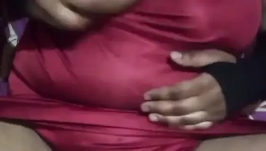 Ã1/4ck savita bhvi flasche in ihre muschi gourbiert. Ihre Muschi öffnete sich und wurde knallrot, und alle ihre Säfte sprudelten heraus.