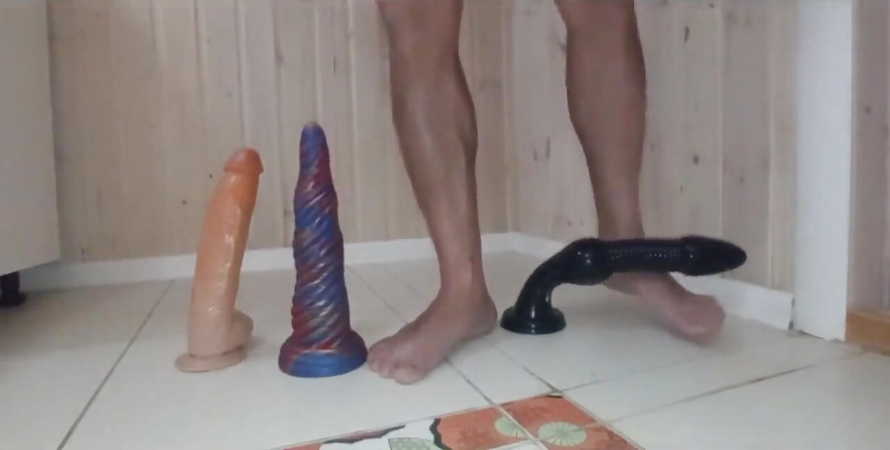 내가 가장 좋아하는 딜도. 나는 한 번에 하나씩 내 후장과 함께 앉아서 각자 오줌을 싸고 있다.
