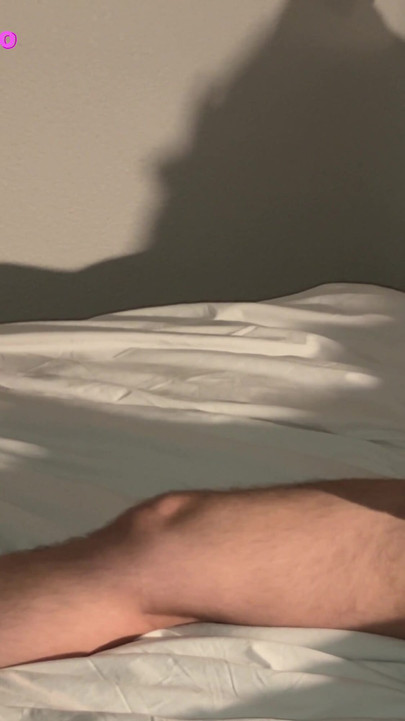 「夫がホテルの部屋でオナニーし、大量オーガズムと巨大な射精 - asmr」の象徴的な瞬間