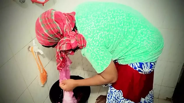 The lover went to the bathroom to bathe sex. I saw her bathing hiding in her bath.