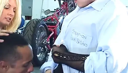 Motorcu adam kaltakların takma yaraklarını emiyor ve alıyor