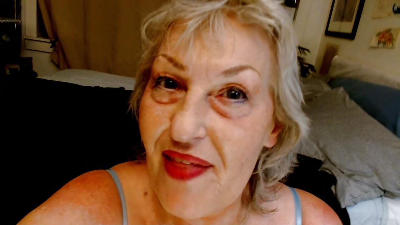 1444 Giantess Dawn i en lång video om att gå på små smols och inte bry sig ...