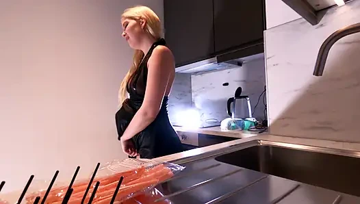 Удивительно красивая крошка-блондинка в кожаном платье с открытым передним ходом, чтобы показать ее большую задницу и киску