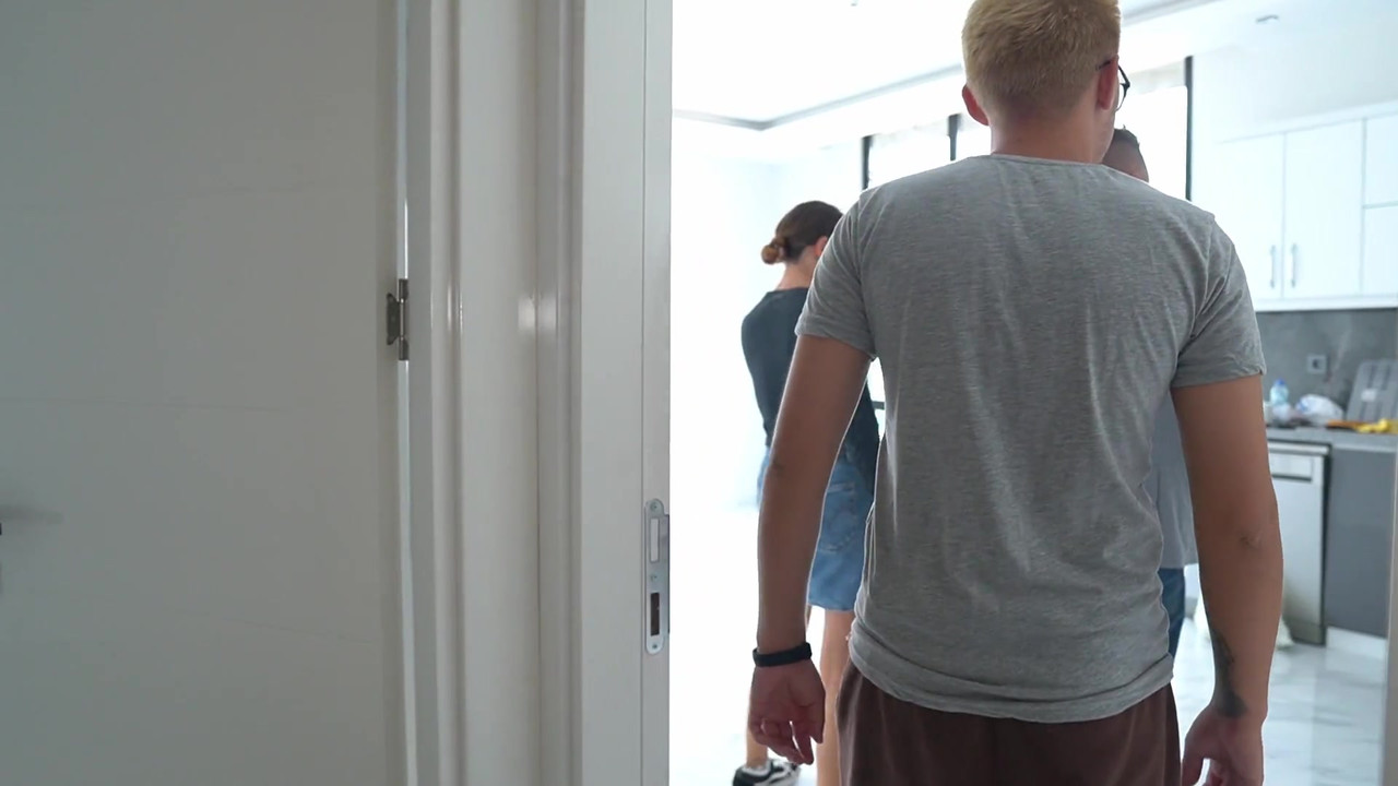 戴绿帽子的丈夫看着他的妻子从后面被操！