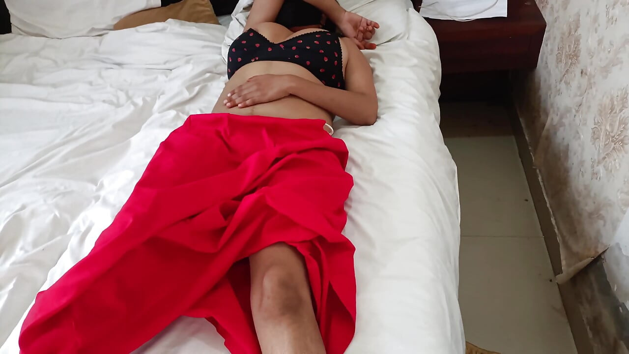 Devar yatakta yatarken Hintli yengeden sakso çekiyor sonra Hintçe sesli xxx sikiş