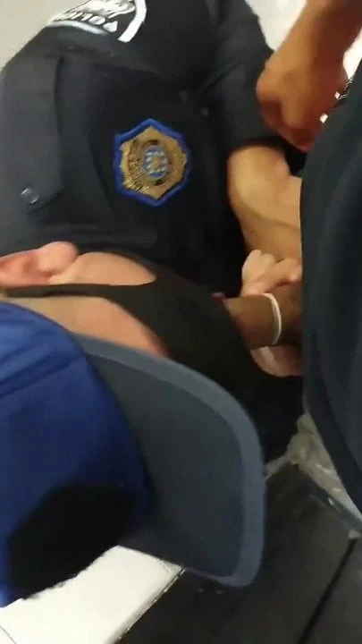 Police suck the prisoner's cock