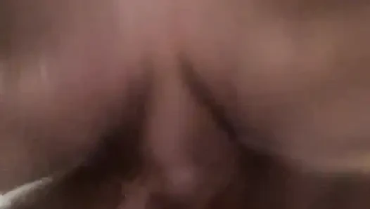 Sürtük tamircinin yarağını alıyor ve kocası yokken onu parmaklıyor