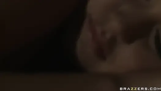 Тинкам нравится большой - лучшие подруги Allie Haze и Jennifer White, делят один большой хуй