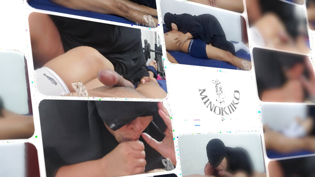 אמא חורגת בחיג'אב נותנת עיסוי כפות רגליים בזמן שבנה החורג עושה כמיטב יכולתה במשך חודש שלם - מינוקייקו