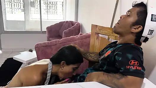 Дик Дварф уничтожает огромную MILF и наполняет её молоком, пока она не брызгает