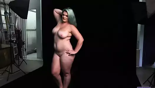 Фотосессия с обнаженной толстушкой-моделью