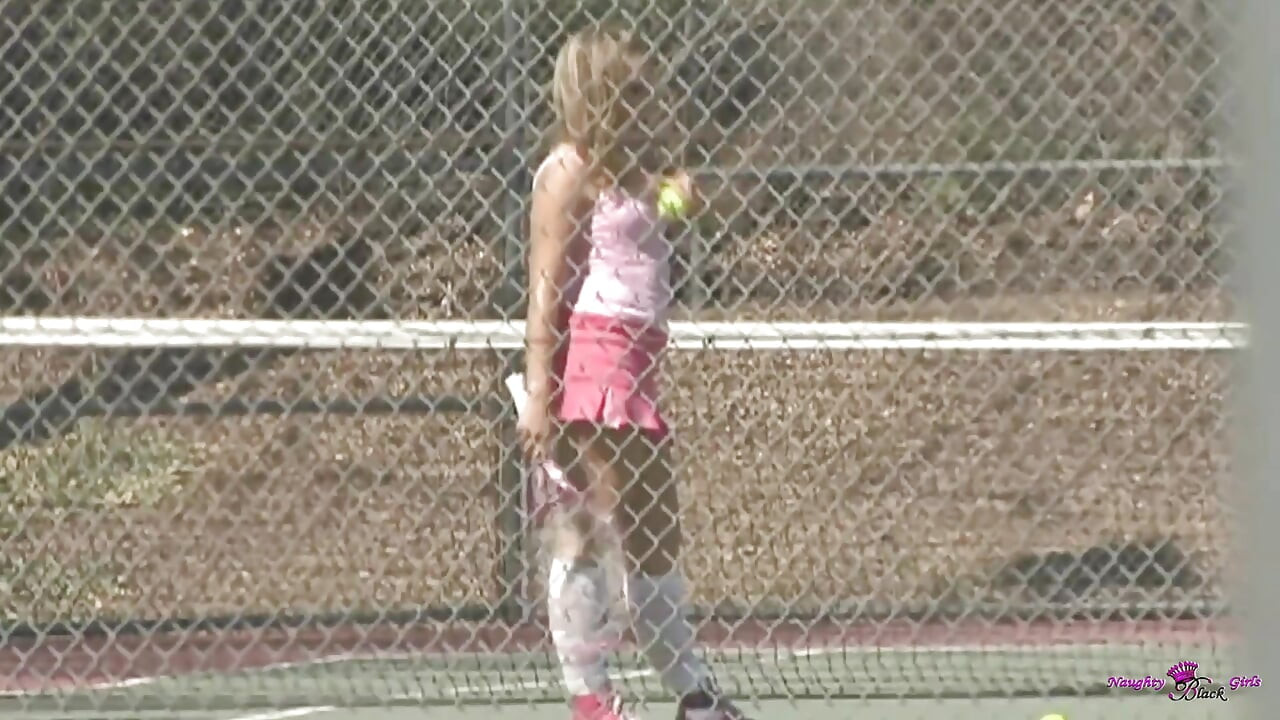 這位美麗的大奶金髮女郎知道如何在她緊窄的小穴中接受 BBC。