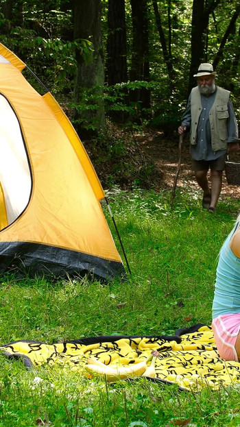 Lelaki tua memujuk si blonde segar di Tempat Terbuka