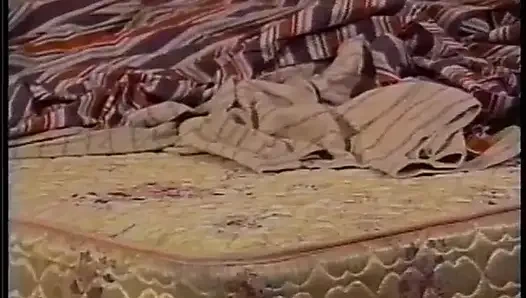 Klasik orta yaşlı seksi kadın amcığını yalıyor ve parmaklıyor