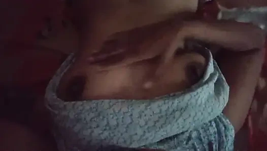 Heißes und würziges latina-schätzchen Julia Bloom strippt, um ihren kurvigen körper zu zeigen und mit ihrer üppigen muschi bis zum orgasmus zu spielen