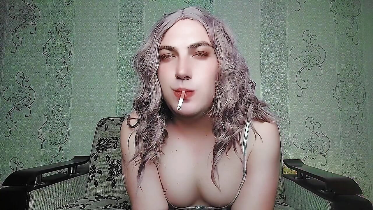 Prekrasna trans ljepotica veže kosu vrpcom