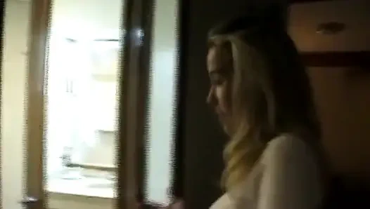 Cewek hot rambut pirang ini melahap kontol besar pasangannya dengan penuh gairah