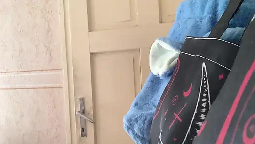 Металлическая крошка показывает свои сиськи дома