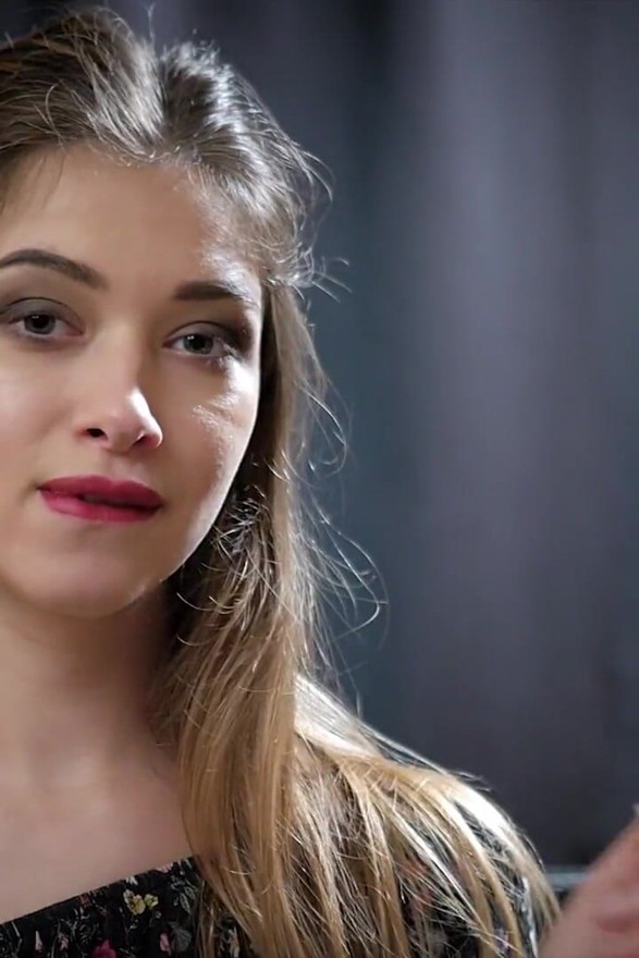 Doamna visătoare Irina își arată abilitățile de fumat într-un videoclip de aproape