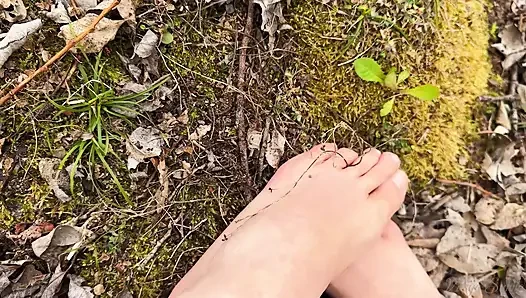 Jalan kaki tanpa alas kaki di hutan - fetish kaki - kaki telanjang!
