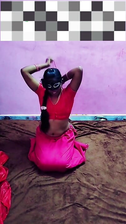 Tamil chica juega con el pelo y mama leche