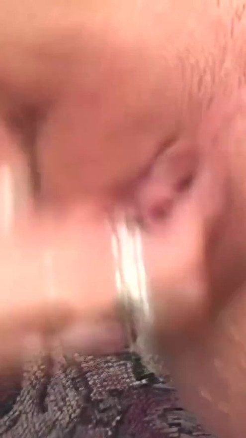Cytherea是一個有吸引力的，苗條的黑髮女郎，胸部嬌小，經常在性活動中射精。 | 短片 1