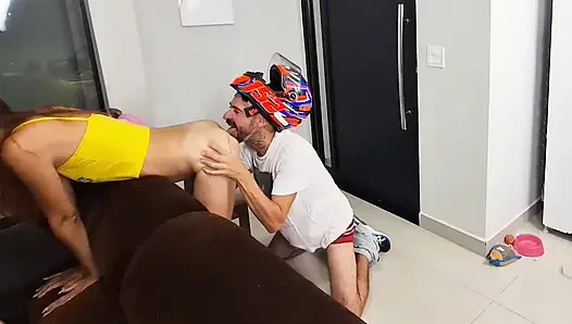 Sadece banyo havlusu giyen yalnız kız teslimat oğlanı alıyor!
