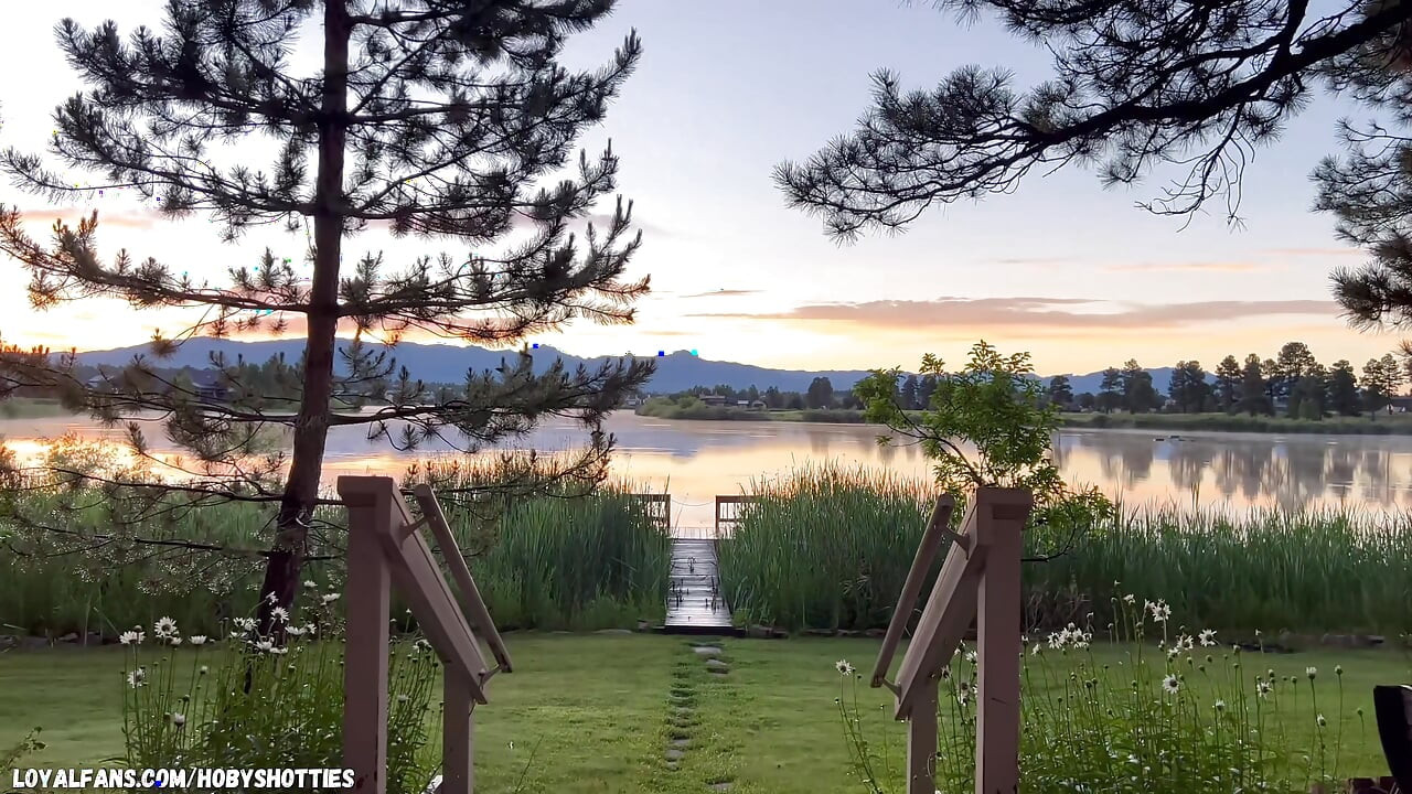 Toată frumusețea naturală suge pula iubitului și înghite spermă lângă lac