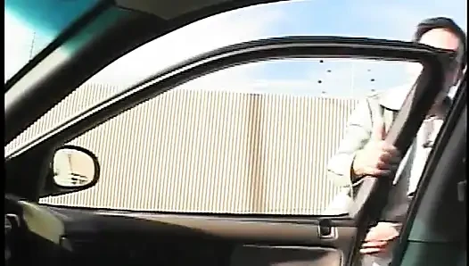 Seksi esmer kanepede bacaklarını açıyor ve kalın yarakla sikiliyor