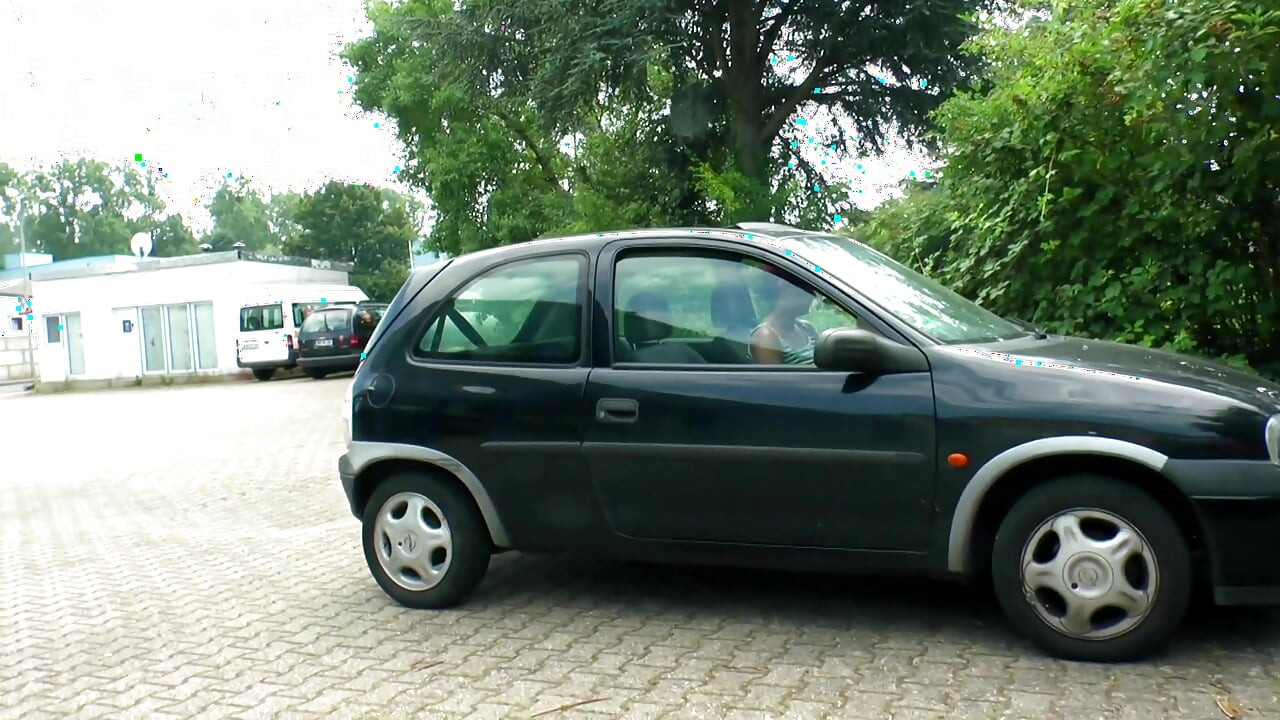 Bini rambut berwarna berpakaian jirannya seperti si jalang pembantu rumah sebenar dalam pakaian seragam pembantu rumah. Kemudian seks boleh bermula