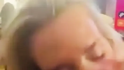 Britt Glück lutscht Eds riesigen schwanz