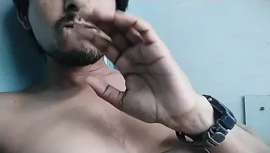 Trende banyoda mastürbasyon yapmanın ve yarağımı sıvazlamamın tadını çıkarıyorum ve boşalıyorum