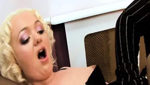 Yaramaz lezbiyen ofis sahnesi-3 coşkun götlü lezbiyen orta yaşlı seksi kadınlar ofiste dildolarını test ediyor