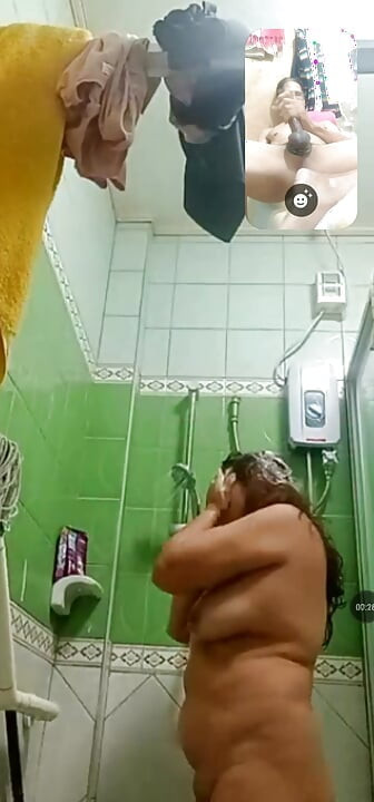 Götlü banyo yapıyor çıplak gördüğü için ona boşalıyorum