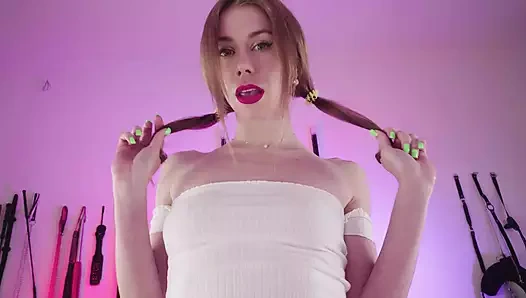 Petite Babe in Strumpfhosen wichst meinen Schwanz mit den Füßen und lässt ihn auf ihrem süßen Gesicht explodieren