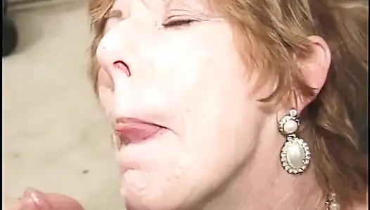 Oma mit viel apetite liebt es, es von schwarzen bis weißen männern zu nehmen