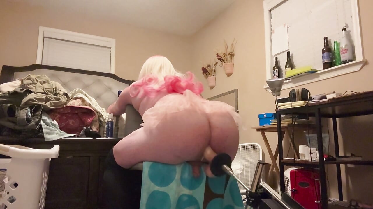 Sissy pussy bercreamy-ku dihajar sama mesin fuck